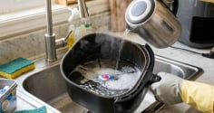 Nồi chiên không dầu dính đầy mỡ và thức ăn: Rửa theo cách này, không chà xát mạnh cũng sạch bong
