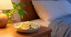 Tại sao nhiều người đặt một đĩa chanh muối ở đầu giường ngủ?