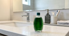 Vì sao nên để 1 chai dầu gió trong nhà vệ sinh?