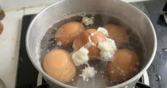 Cách luộc trứng không bị nứt vỏ, lòng trắng và lòng đỏ không bị trào ra ngoài