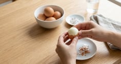 Cách luộc trứng dễ bóc vỏ: Chỉ cần thêm một gia vị đặc biệt