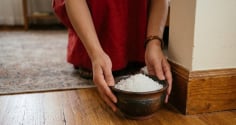 Vì sao nhiều người đặt một bát muối trong phòng ngủ?