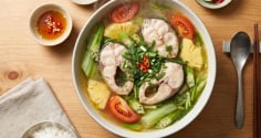 Vì sao nấu canh cá bằng nước lạnh bị tanh hơn so với khi dùng sôi?