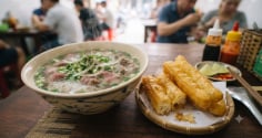 Ăn phở mỗi sáng, nhiều người mắc 2 sai lầm khiến lượng muối và calo tăng cao