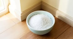 Vì sao nên đặt một bát muối trắng trong nhà? Có 5 lý do đặc biệt