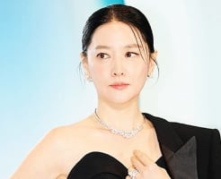 Điểm danh  những kiểu áo phụ nữ sau 50 nên cân nhắc loại bỏ khỏi tủ đồ