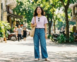 Không cần mix cầu kỳ: Áo thun và jeans vẫn giúp bạn trẻ trung, nổi bật