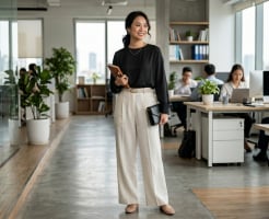 Áo blouse đen: Item “nhỏ mà có võ” giúp bạn mặc đẹp 7 ngày không trùng lặp