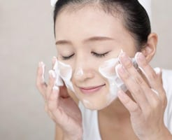 Rửa mặt tưởng đơn giản nhưng nhiều người đang làm sai, khiến da dễ khô và nhanh lão hóa