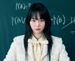 Nữ chính “Teach You a Lesson” ghi điểm với phong cách trẻ trung, tối giản ở tuổi 37