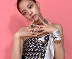 Khăn lụa trở thành phụ kiện được yêu thích trong mùa hè