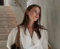 Áo sơ mi cổ Peter Pan: Thiết kế ngọt ngào giúp phong cách mùa hè thêm thanh lịch