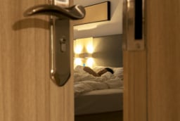 Đi ngủ nên đóng hay mở cửa phòng là tốt nhất? Tưởng đơn giản mà nhiều người làm sai