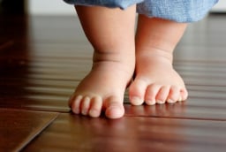 Trẻ biết đi trước biết bò đừng vội mừng: Cha mẹ phải biết điều này