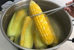 Ăn ngô luộc cực hại với 5 nhóm người này
