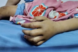 Hà Nội: Bé gái 4 tuổi tử vong sau khi bị cha dượng và mẹ ruột bạo hành trong phòng trọ