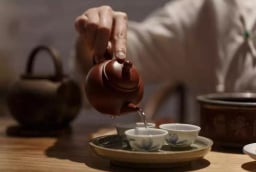Vì sao rót trà phải cho cốc vào nước nóng trước?