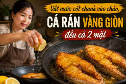 Vắt nước cốt chanh vào chảo, cá rán vàng giòn đều cả 2 mặt