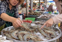 Mua tôm chọn con cong hay thẳng là ngon nhất?