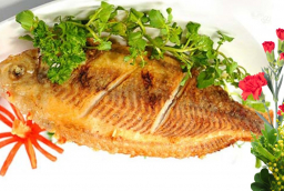 Rán cá đừng chỉ cho mỗi dầu ăn, thêm thứ này cá không sát chảo, thịt cá ngọt không khô da cá vàng giòn
