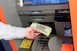 Trong cây ATM thường có bao nhiêu tiền?