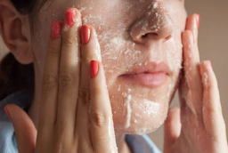 Cẩm nang cần biết để luôn tẩy da chết an toàn cho người da dầu mụn