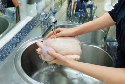 Vì sao không nên rửa thịt gà sống trước khi nấu: Những lý do khiến nhiều người rùng mình
