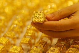 Giá vàng 1/5: Tiếp tục ‘neo’ cao kỷ lục, chuyên gia dự báo ra sao về xu hướng?