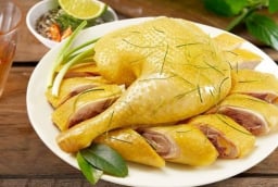 Luộc gà không tanh, da vàng đẹp, thịt ngọt mềm chỉ nhờ mẹo nhỏ này