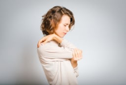 4 dấu hiệu cho thấy chị em đang bị loãng xương