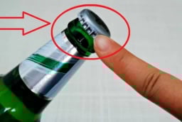 Bí mật trên nắp chai bia giúp bật dễ dàng, không cần dụng cụ phức tạp