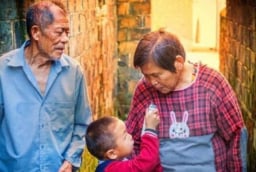 Tại sao cha mẹ càng già càng hay cằn nhằn? Bí mật đằng sau khiến ai cũng xúc động đến rơi nước mắt