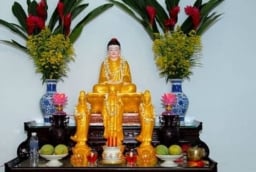 Vì sao nhà giàu luôn đặt bình hoa bên trái bàn thờ khi thắp hương? Bí mật phong thủy không phải mê tín
