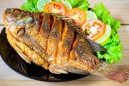 Bí quyết rán cá vàng giòn, không bắn dầu, không sát chảo với nguyên liệu đơn giản