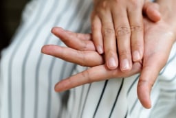 Cảnh báo: Móng tay có hình dạng kỳ lạ có thể là dấu hiệu ung thư nguy hiểm