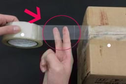 Cắt băng dính với 2 ngón tay nhanh gọn, đơn giản, gói hàng không cần dùng kéo