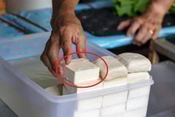 Mua đậu phụ nên chọn miếng “ngoài rìa” hay “ở giữa”? Tưởng dễ mà 90% làm sai