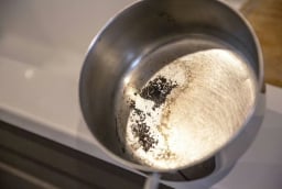 Chảo cháy, nồi khét sạch bong chỉ sau 3 phút với mẹo đơn giản từ nhà bếp