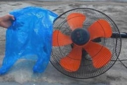 Dùng túi nilon vệ sinh quạt sạch bóng không cần tháo khung – mẹo hay ai cũng nên biết