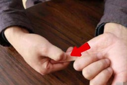 Tổ Tiên nói: ‘Ngón tay út vượt qua 3 tầng, về già chẳng lo cơm ăn áo mặc’, 3 tầng đó là gì?