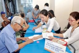 Từ 1/7/2025, 3 đối tượng sau đây sẽ bị tạm dừng chi trả lương hưu, trợ cấp BHXH hàng tháng