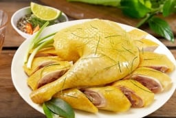 Thịt gà luộc bị tanh, đỏ không thơm? Thử ngay cách luộc gà vàng da, thịt ngọt chuẩn nhà hàng!