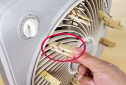 Đặt một chiếc kẹp gỗ lên quạt điện: Công dụng tuyệt vời giúp nhà mát lạnh lại đuổi muỗi hiệu quả