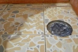 Cách thông tắc đường ống cứng đầu tại nhà: Hiệu quả tức thì, không cần gọi thợ