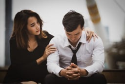 3 thời điểm bạn không nên để người đàn ông của bạn một mình
