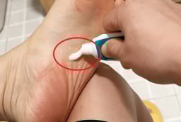 Bôi kem đánh răng vào lòng bàn chân trước khi ngủ, việc nhỏ mà lợi ích to