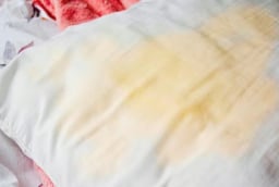 Gối trắng bị ố vàng sẽ sạch như mới chỉ với 3 nguyên liệu có sẵn trong bếp