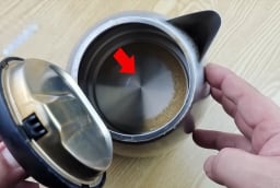 Ấm siêu tốc đóng từng tảng cặn, rửa mãi không sạch: Cho thứ này vào là hết ngay