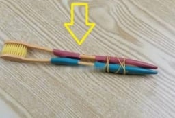 Buộc 2 bàn chải đánh răng cũ lại với nhau, mẹo nhỏ nhưng cực hay ai cũng thích