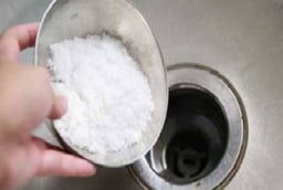 Đổ muối vào ống thoát nước: Mẹo đơn giản mang lại hiệu quả bất ngờ, ai cũng nên biết